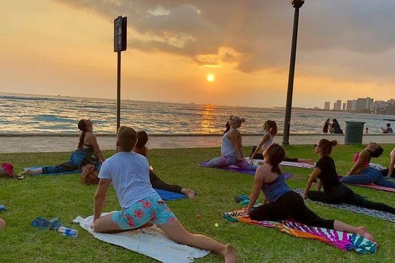 Billet Yoga sur la plage et au coucher du soleil sur le front de mer de Waikiki avec Diamondhead en toile de fond
