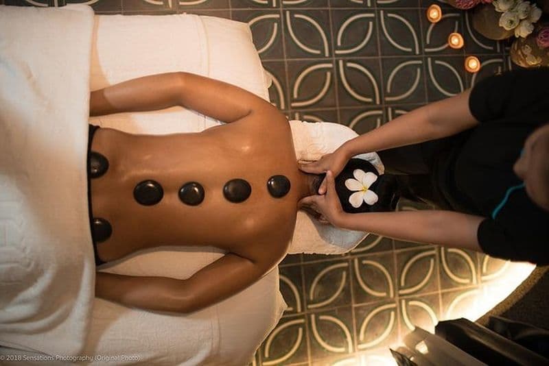 Massage aux pierres chaudes