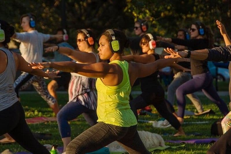 Cours de yoga silencieux de style disco dans la pergola du lac Merritt