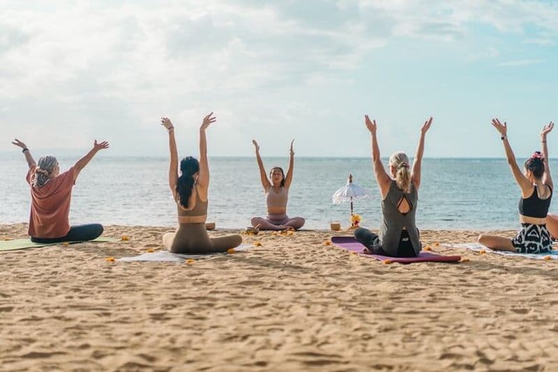 Billet Pratique du yoga et de la méditation au lever du soleil sur la plage de Sanur