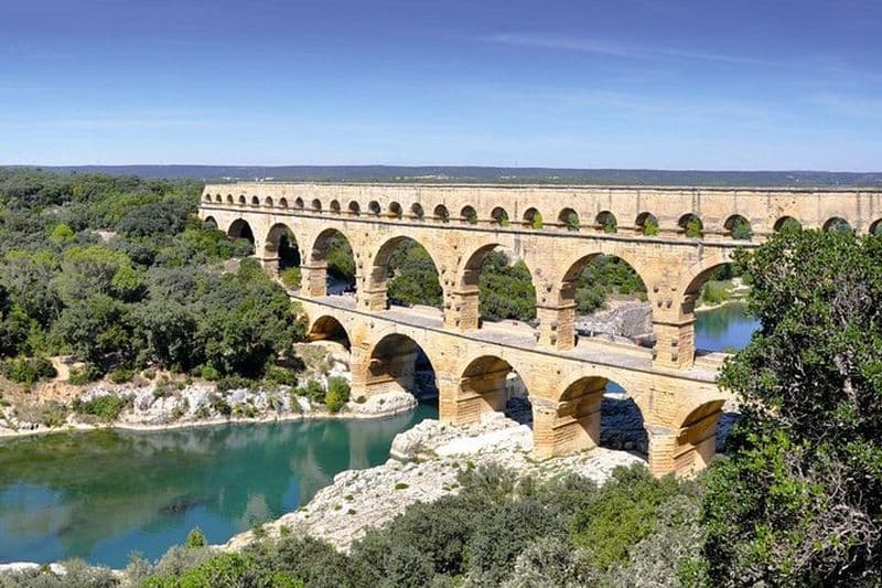 Excursion d'une demi-journée en petit groupe à Nîmes, Uzès et au Pont au départ d'Avignon