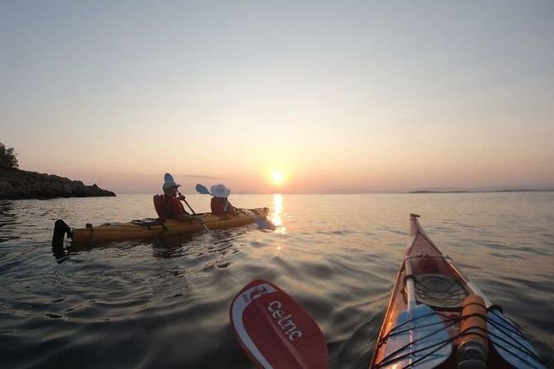 Kayak de mer au coucher du soleil sur la Riviera d'Athènes