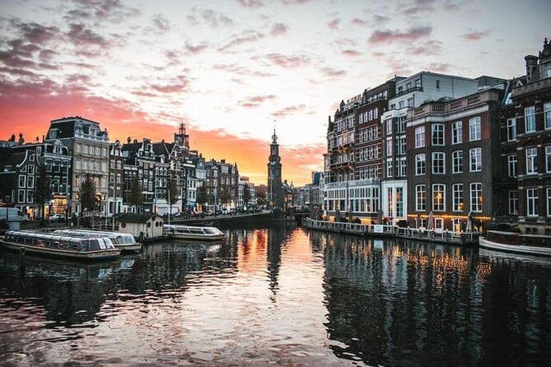 Excursion d'une journée à Amsterdam au départ de Bruxelles avec fromages, sabots et moulins à vent