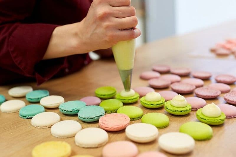 Cours de cuisine au macaron dans un bar à vin local à Atlanta