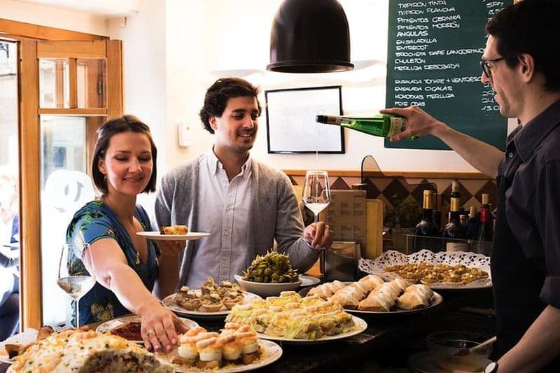 Billet Tournée des bars à pintxos en soirée à Saint-Sébastien avec dégustation de vins