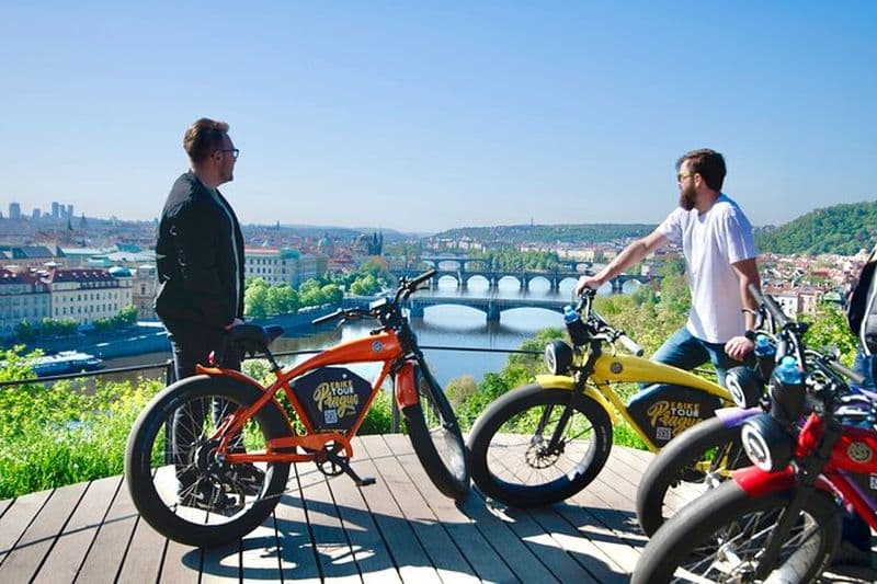 Billet E-BIKE TOUR: 10 sites et points de vue incontournables à Prague 1-8per.