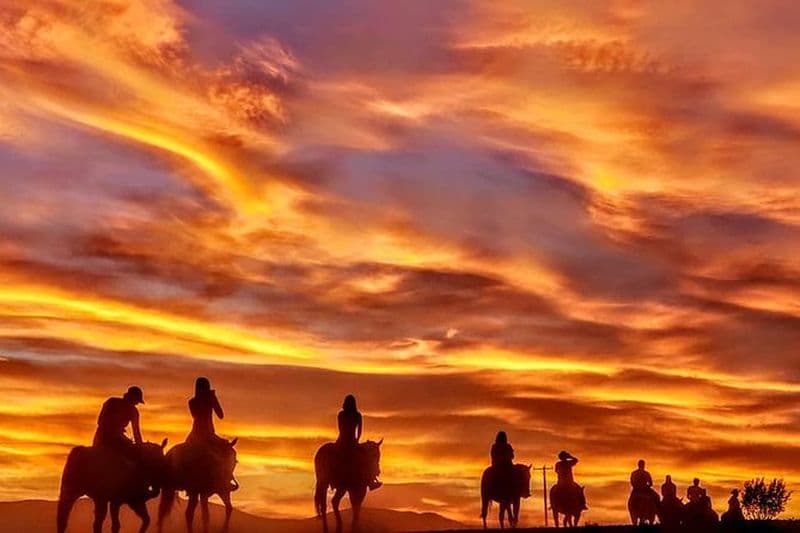 Balade à cheval au coucher du soleil au Far West avec dîner au départ de Las Vegas