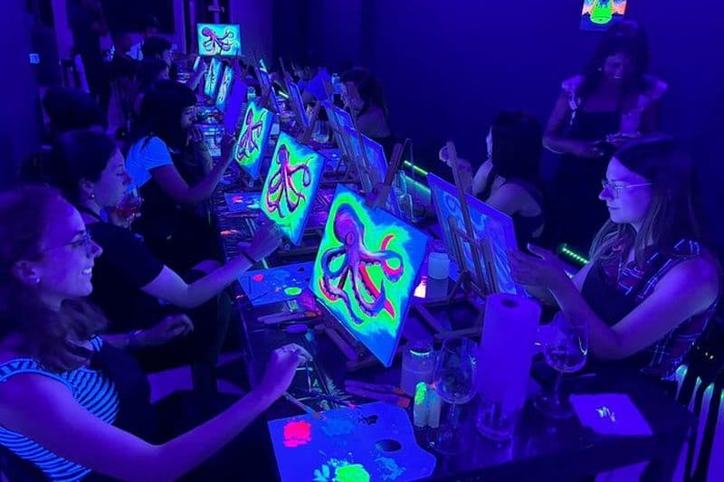 Peinture et vin à Barcelone : art, vin, Aperol et musique