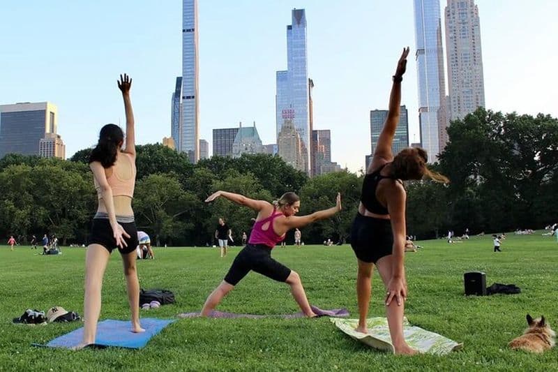 Cours de yoga à Central Park avec vue au cœur de New York