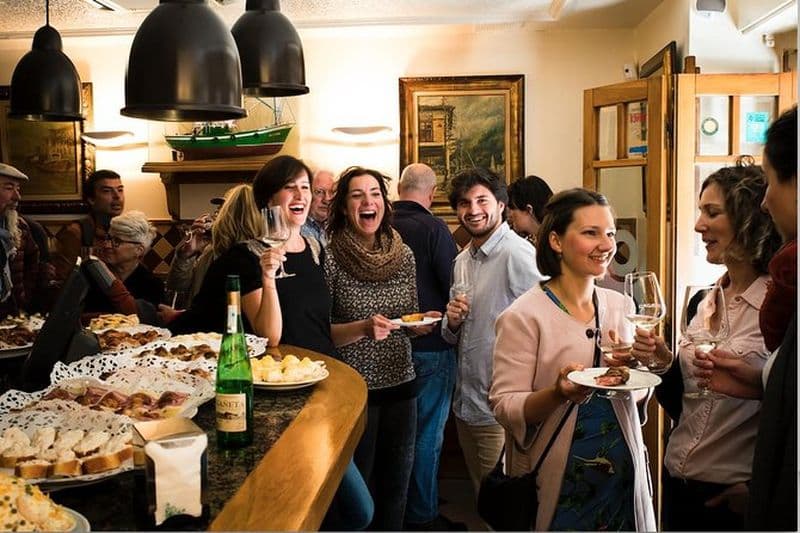 Visite des bars à pintxos de Saint-Sébastien avec dégustation de vins à l'heure du déjeuner