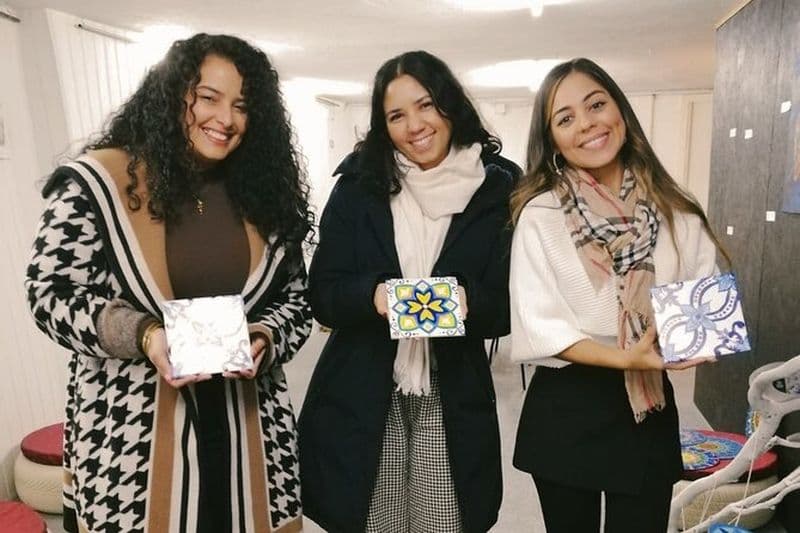 Atelier de peinture sur carrelage du centre-ville de Porto avec vin de Porto – Bainharia