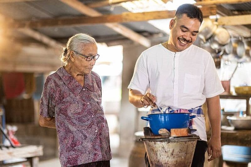 Cours de cuisine par l'instructeur natif de Samui Geng et la famille O