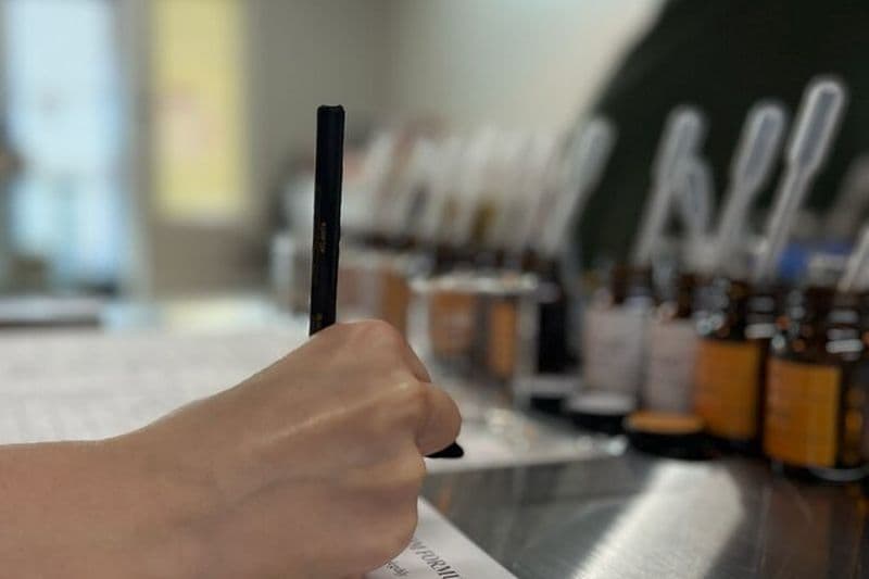 Mélanger et assortir l'expérience de parfum ou faire parfum ou Cologne