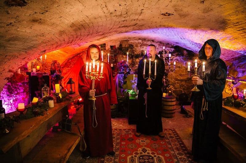 Dégustation de vin letton avec des moines dans la cave cachée du vieux Riga