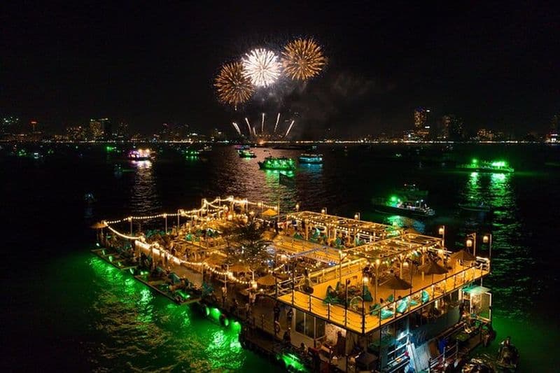 Billet Pêche au calmar exclusive sur le café flottant chic de Pattaya