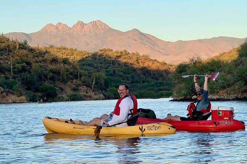 2,5 heures guidées en kayak et paddle sur le lac Saguaro