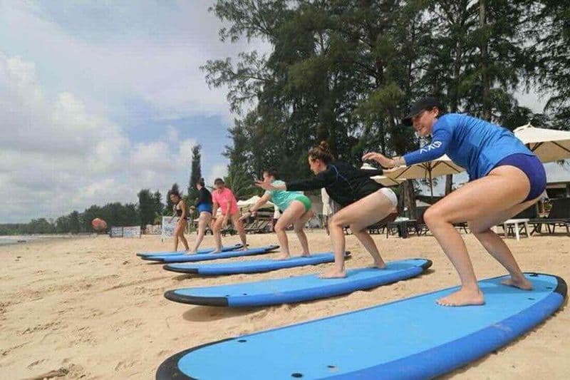 Cours collectifs de surf avec moniteurs locaux