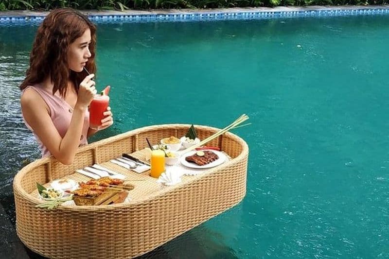 Déjeuner flottant à la piscine au restaurant avec vue sur la plage Nusa Dua