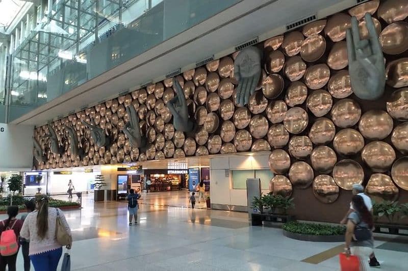 Transfert privé aller-retour : l'aéroport de Delhi à l'hôtel avec option VIP Assistance.