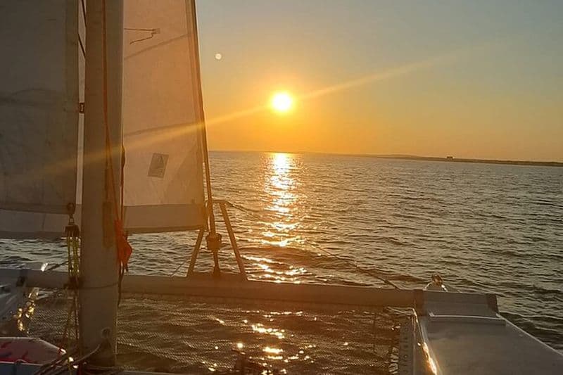Aventure en catamaran avec coucher de soleil