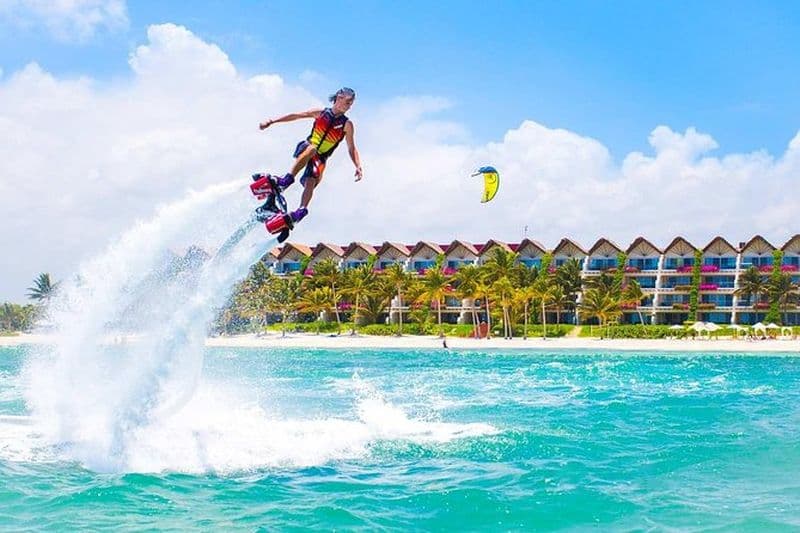 Flyboard à Cancun. L'aventure et l'adrénaline vous attend