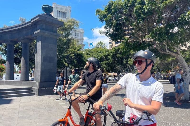 Visite guidée historique à vélo avec option vélo électrique à Tenerife