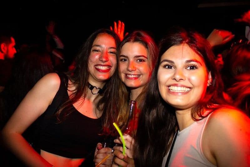 Paris : Le Pub Crawl Original + Coups Gratuits + Entrée VIP Club