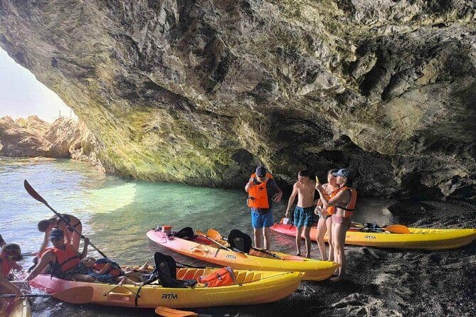 Billet Excursion en kayak avec grottes, plongée et pique-nique (+ saut de falaise)