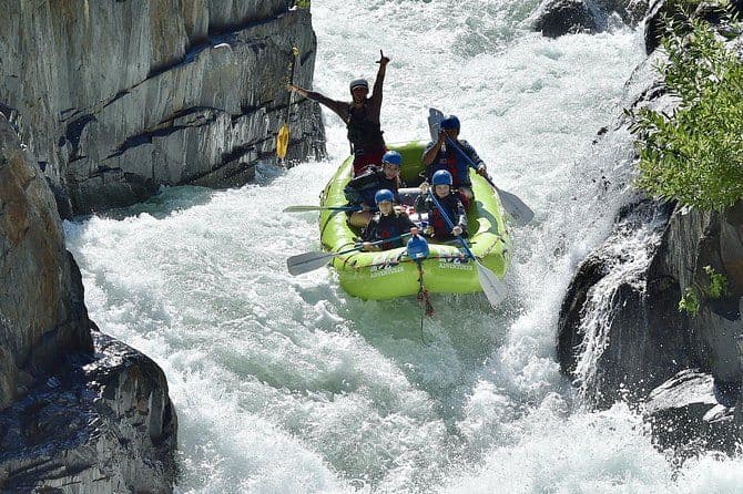 Excursion d'une journée complète en rafting en eau vive sur Middle Fork au départ d'Auburn (classe 3-4)
