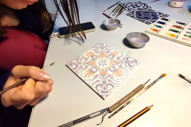 Atelier de peinture sur carrelage de Porto dans un atelier d'artiste