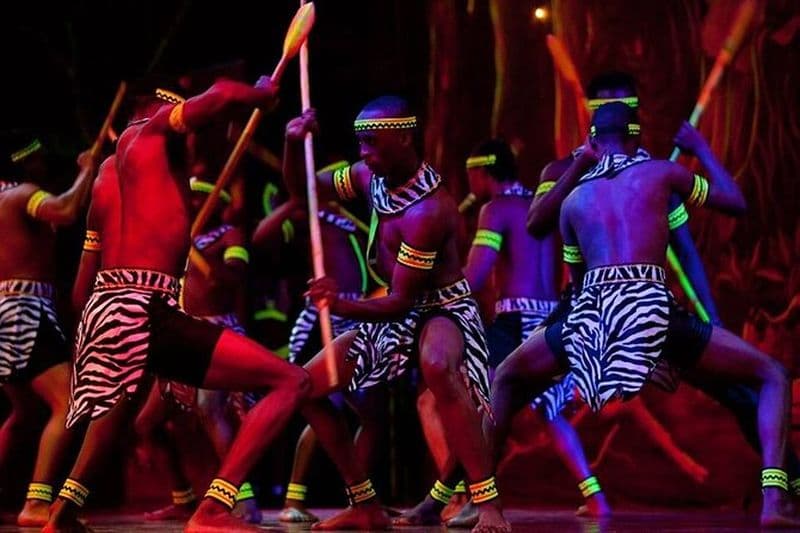 Nairobi Nightlife Cabaret Show avec dîner au Safari Park Hotel