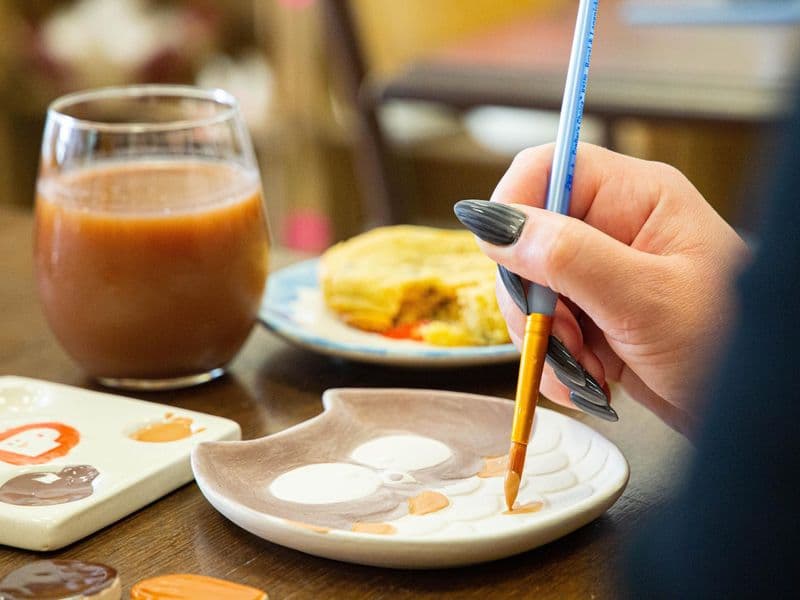 Décorez votre pièce en céramique autour d'un goûter
